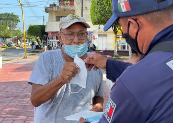 Entrega Policía Municipal de Suchiate cubrebocas a ciudadanos y recalcan la importancia de reforzar medidas sanitarias
