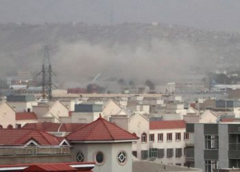 Reportan alrededor de 60 fallecidos cerca del aeropuerto de Kabul.