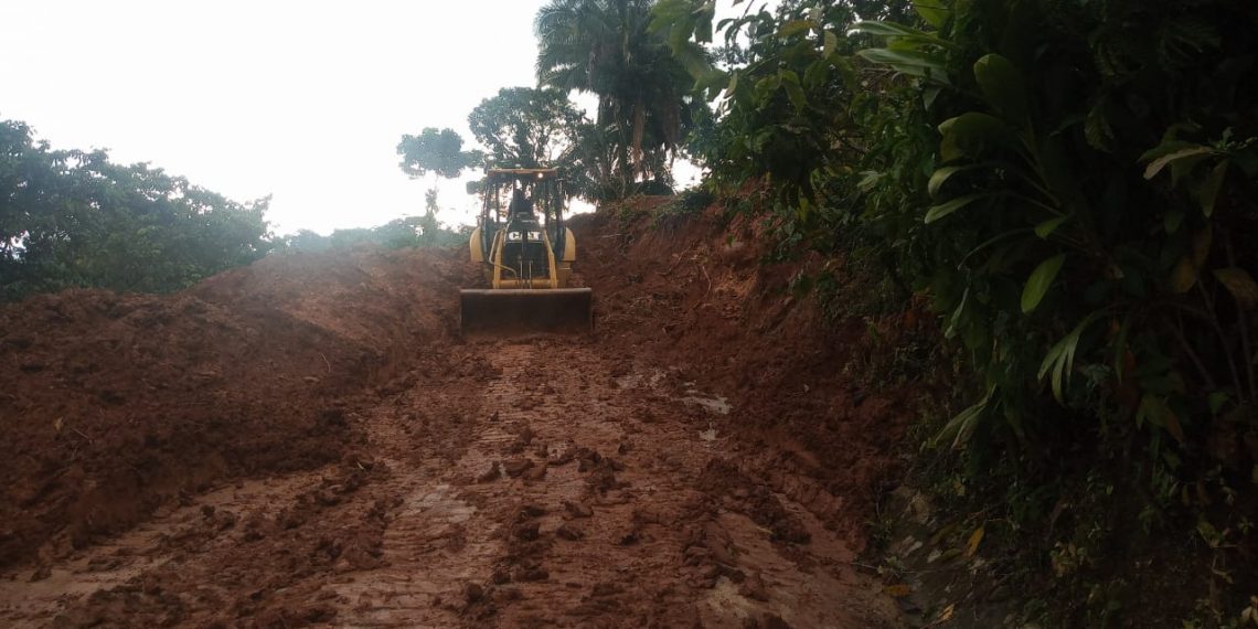 SIGUE LA ATENCIÓN DE CAMINOS AFECTADOS POR DERRUMBES EN LA ZONA ALTA DE TAPACHULA