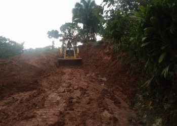 SIGUE LA ATENCIÓN DE CAMINOS AFECTADOS POR DERRUMBES EN LA ZONA ALTA DE TAPACHULA