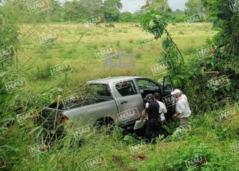 Conductora pierde el control del volante de su Camioneta