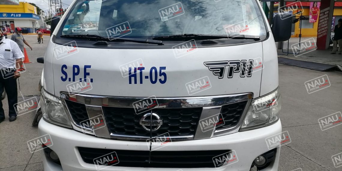 Choque de taxi y combi deja solo daños