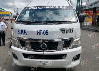 Choque de taxi y combi deja solo daños