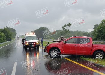 Una lesionada deja volcadura de una camioneta