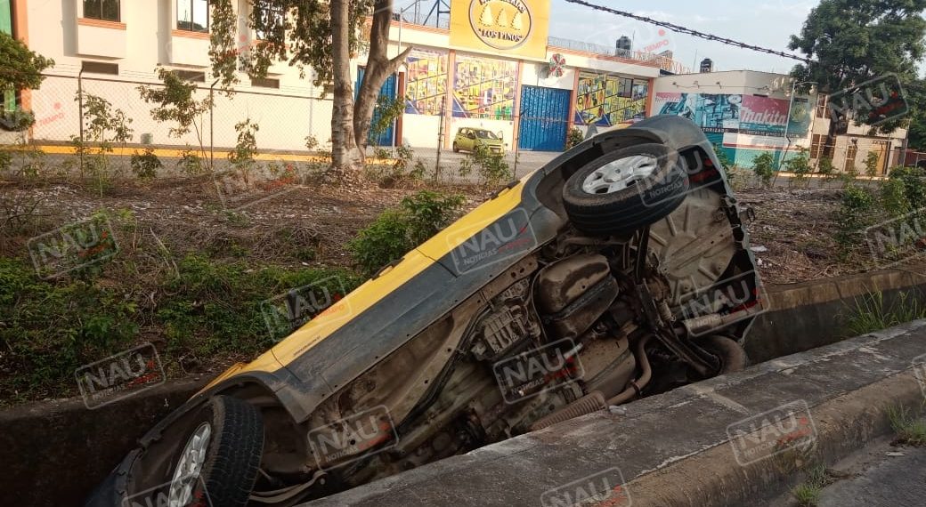 Vuelca camioneta en el par vial