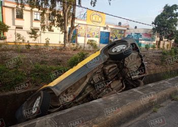 Vuelca camioneta en el par vial