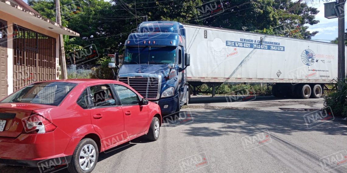 Choca tráiler con vehículo estacionado