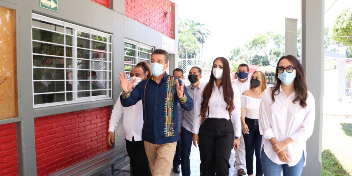 En el regreso presencial a clases, Rutilio Escandón entrega cancha y mejoras al Cecyte Chiapas de San Fernando