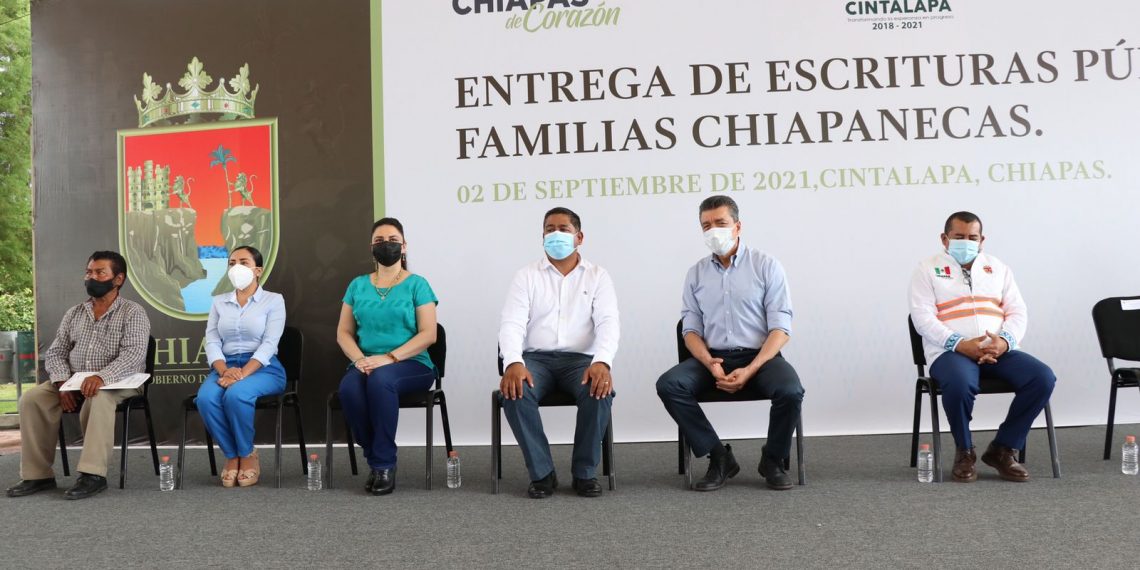 Rutilio Escandón responde añeja demanda con entrega de escrituras públicas en Cintalapa