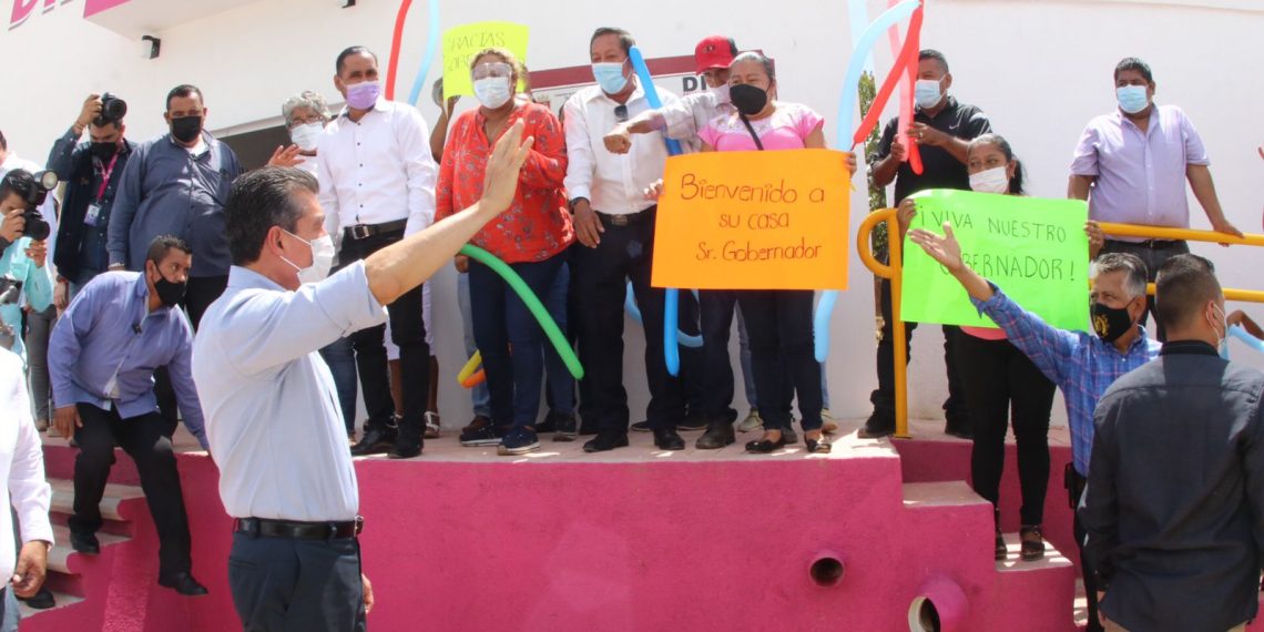 Rutilio Escandón entrega ayudas técnicas, lentes y útiles escolares a habitantes de Región Valles Zoque