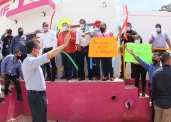 Rutilio Escandón entrega ayudas técnicas, lentes y útiles escolares a habitantes de Región Valles Zoque