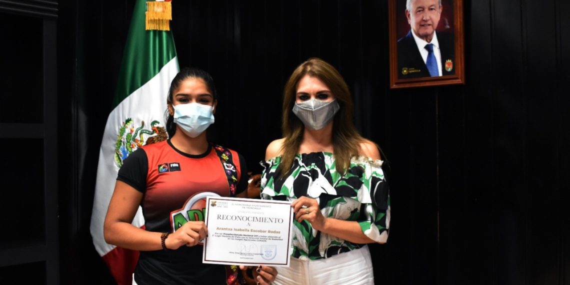 ENTREGA ALCALDESA ROSA IRENE URBINA CASTAÑEDA RECONOCIMIENTO A DESTACADA DEPORTISTA TAPACHULTECA