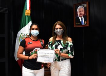 ENTREGA ALCALDESA ROSA IRENE URBINA CASTAÑEDA RECONOCIMIENTO A DESTACADA DEPORTISTA TAPACHULTECA