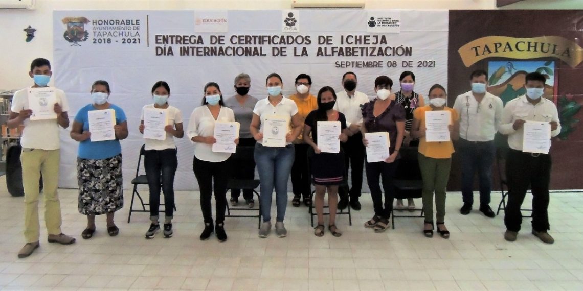 ICHEJA Y AYUNTAMIENTO DE TAPACHULA ENTREGAN CERTIFICADOS DE PRIMARIA
