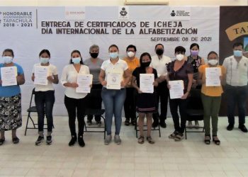 ICHEJA Y AYUNTAMIENTO DE TAPACHULA ENTREGAN CERTIFICADOS DE PRIMARIA