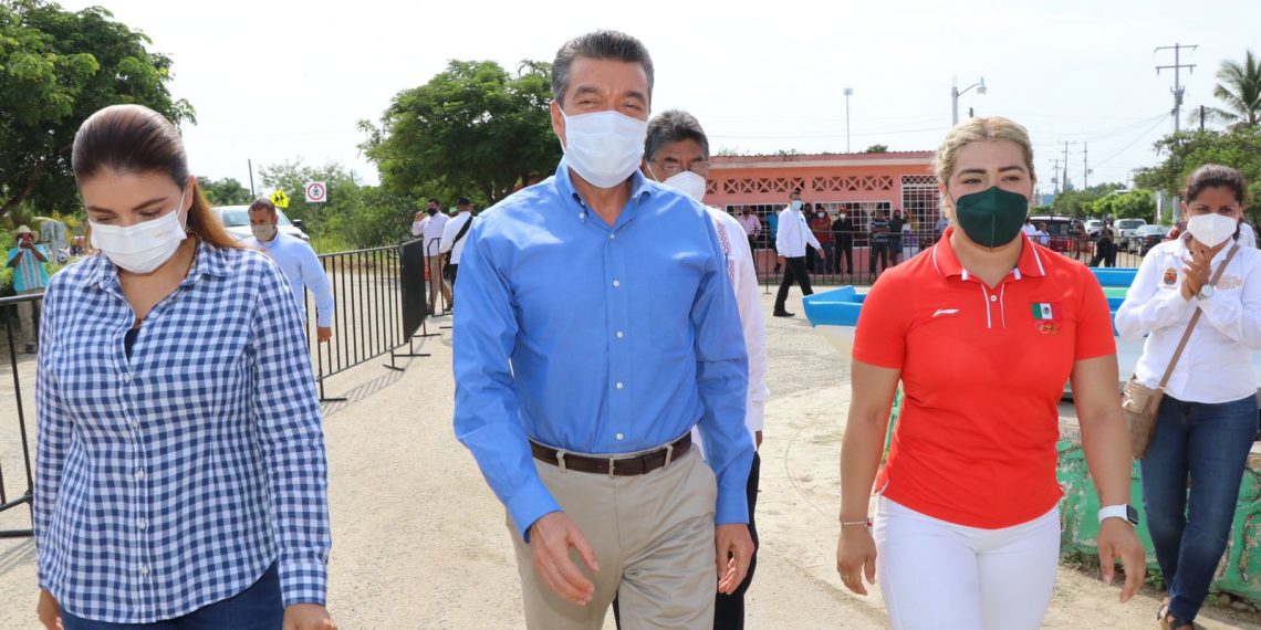 Rutilio Escandón entrega apoyos al sector pesquero de Arriaga, Tonalá y Pijijiapan