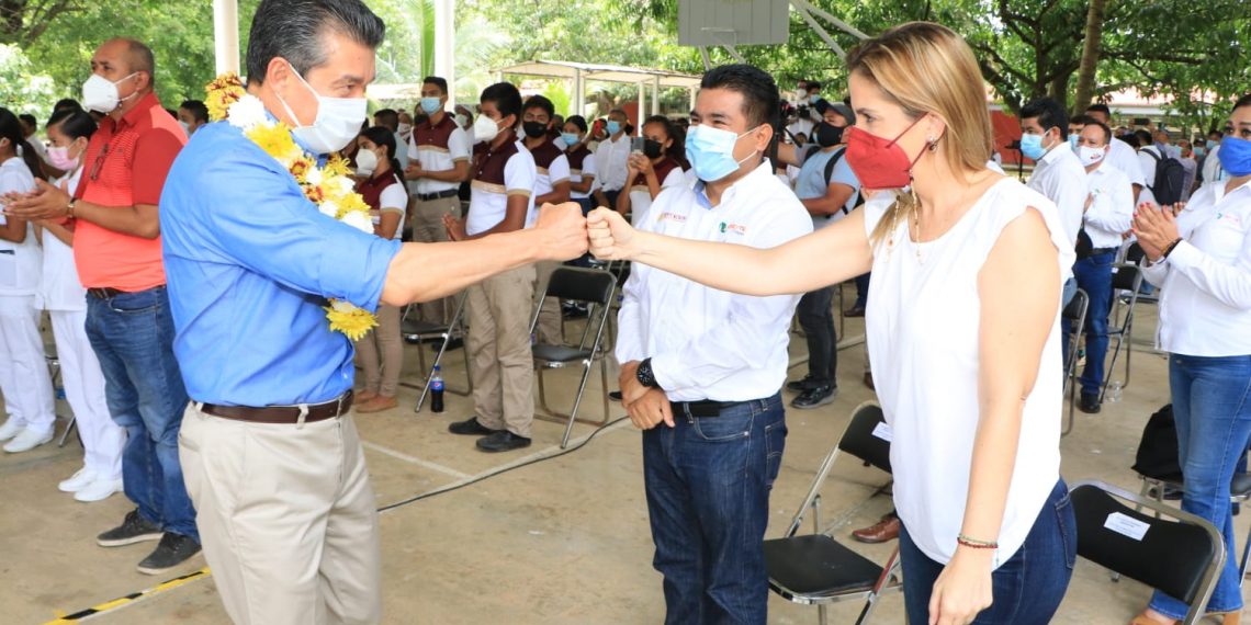 Entrega Rutilio Escandón aulas, laboratorio y obras de mejoramiento del Cecyte en Acapetahua