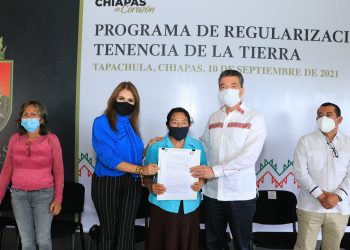 Con entrega de escrituras públicas, se brinda certeza jurídica a familias de Tapachula: Rutilio Escandón