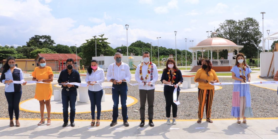 Inaugura Rutilio Escandón construcción de parque público en la localidad Zacualpa, de Villa Comaltitlán