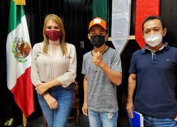 RECONOCE AYUNTAMIENTO A JOVEN TAPACHULTECO CAMPEÓN INTERNACIONAL DE BOX