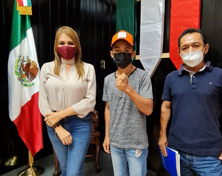 RECONOCE AYUNTAMIENTO A JOVEN TAPACHULTECO CAMPEÓN INTERNACIONAL DE BOX