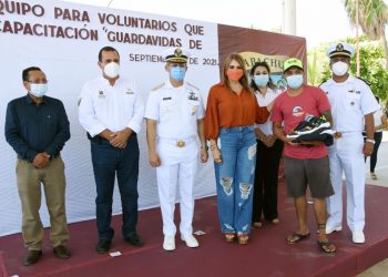 ENTREGAN EQUIPO A VOLUNTARIOS QUE SE CAPACITARÁN COMO “GUARDAVIDAS DE PLAYA”