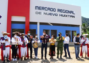 Rutilio Escandón inaugura mercado local y entrega equipamiento policial, en Nuevo Huixtán