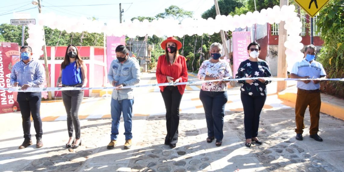 EN COLONIA LUIS DONALDO COLOSIO, ROSY URBINA ENTREGA OBRA DE PAVIMENTACIÓN MIXTA DE CALLES