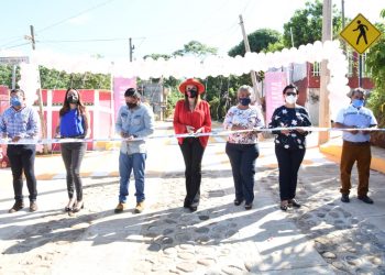 EN COLONIA LUIS DONALDO COLOSIO, ROSY URBINA ENTREGA OBRA DE PAVIMENTACIÓN MIXTA DE CALLES