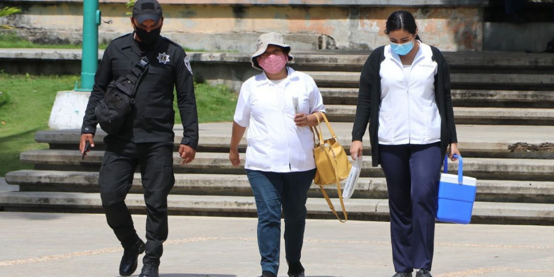 Brigadistas de Salud aplican vacuna contra el COVID-19 a policías de la SSyPC