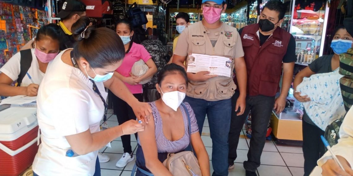 SE REALIZÓ LA VACUNACIÓN ANTICOVID EN MERCADOS DE TAPACHULA