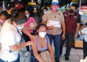 SE REALIZÓ LA VACUNACIÓN ANTICOVID EN MERCADOS DE TAPACHULA