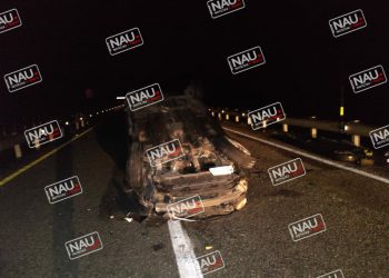 Conductora de un vehículo resulta lesionada al volcarse sobre la carretera costera.