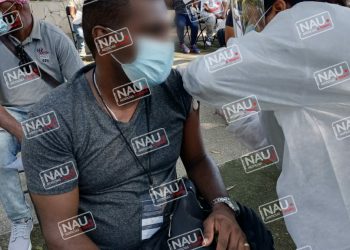 Aplican vacuna Cansino a población migrante en Tapachula.