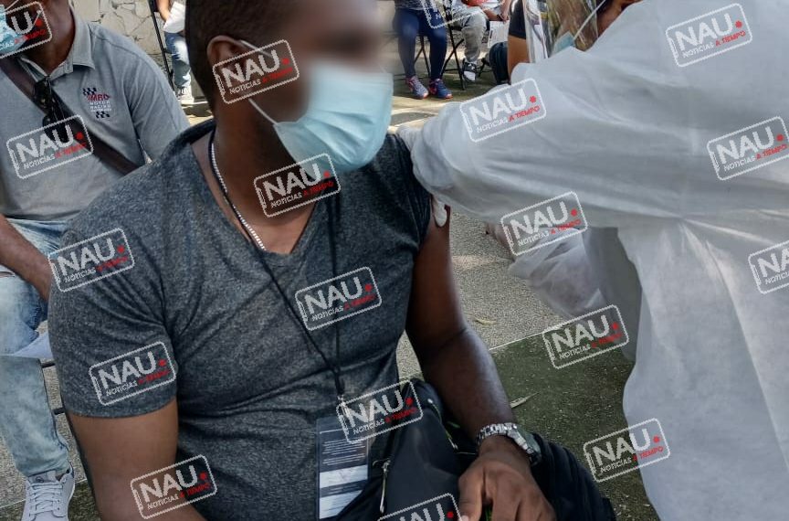 Aplican vacuna Cansino a población migrante en Tapachula.