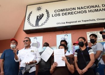 Activistas piden al comisionado del INM acabar con la corrupción.