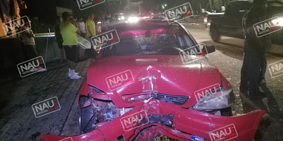 Se impacto contra un semáforo.