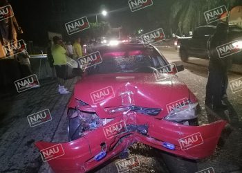 Se impacto contra un semáforo.