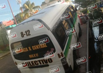 Aseguran combi de pasaje sin placas de circulación.