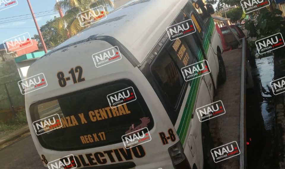 Aseguran combi de pasaje sin placas de circulación.