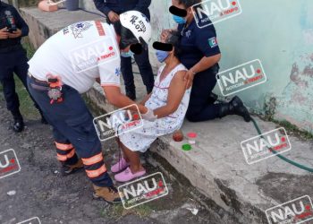 Mujer policía salva a señora de arrojarse de un puente.