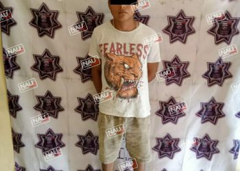 De un puñetazo destrozo el parabrisas de un vehículo.