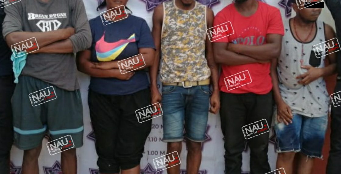 Detienen a 5 haitianos por causar daños a una agencia de viajes.