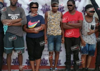 Detienen a 5 haitianos por causar daños a una agencia de viajes.