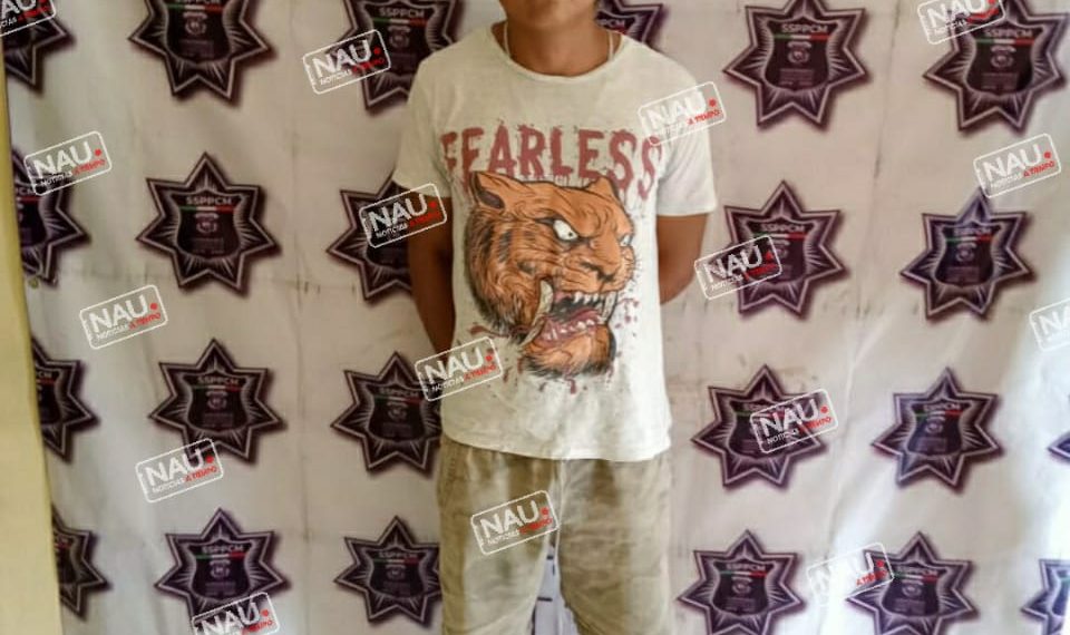 De un puñetazo destrozo el parabrisas de un vehículo.