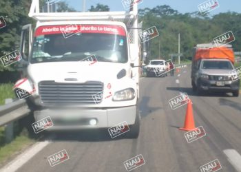 Carro cargado de cilindros de gas vacíos choca contra la barra metálica.