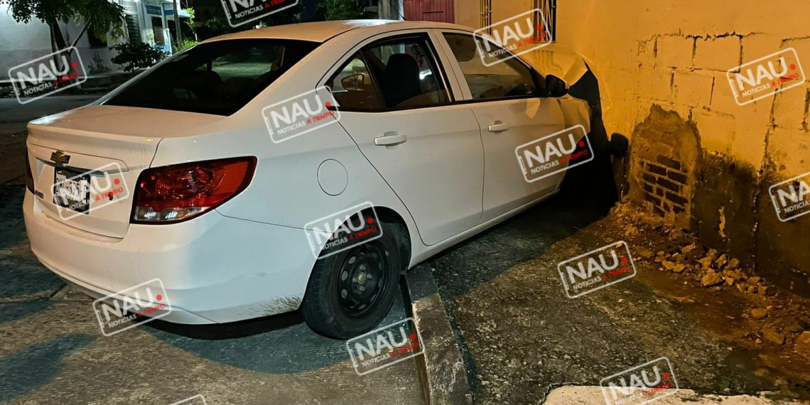 Abandonan automóvil que chocó contra una fachada de una vivienda.