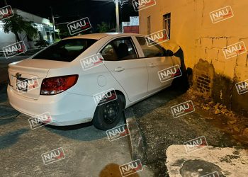 Abandonan automóvil que chocó contra una fachada de una vivienda.