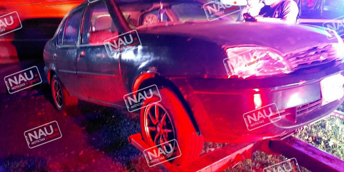 Abandonan vehículo en el libramiento sur.