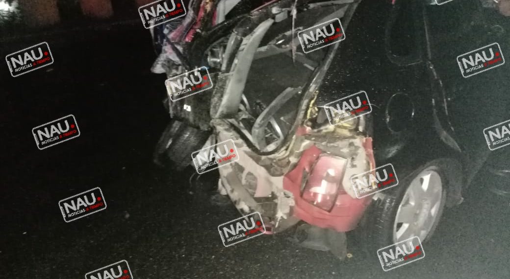 Abandonan vehículo que Chocó contra muro de contención.
